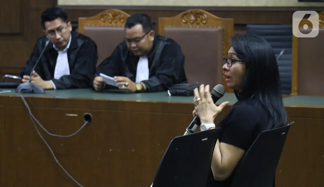 Terdakwa suap revitalisasi Pasar Lirung dan Pasar Beo Kabupaten Kep Talaud TA 2019, Sri Wahyumi Maria Manalip saat sidang putusan di Pengadilan Tipikor, Jakarta, Senin (9/12/2019). Sebelumnya, Sri Wahyumi dituntut hukuman tujuh tahun penjara, denda Rp 500 juta. (Liputan6.com/Helmi Fithriansyah)