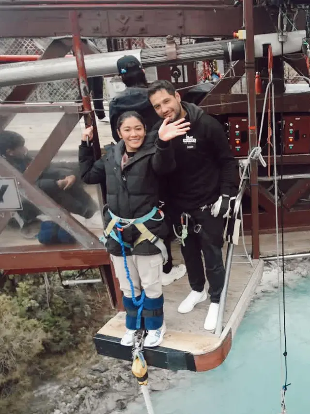 Ternyata Pemberani, Ini 7 Potret Naysilla Mirdad Bungee Jumping di Selandia Baru
