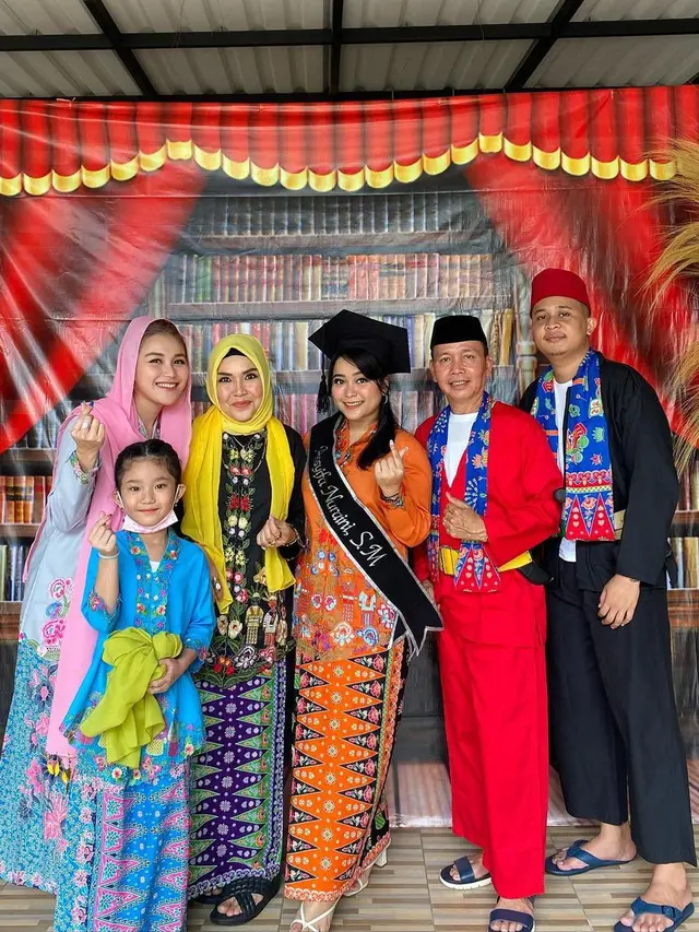 6 Momen Wisuda Adik Ayu Ting Ting, Meriah Diarak Keliling Kampung
