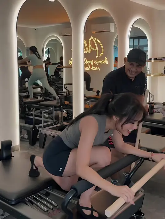 Tak hanya sekali, Fuji kerap terjatuh saat pertama kali mencoba perlengkapan pilates yang membuatnya jadi sorotan seruangan pusat kebugaran. Fuji hanya bisa tertawa karenanya. (Liputan6.com/Tiktok/@fujiiian)