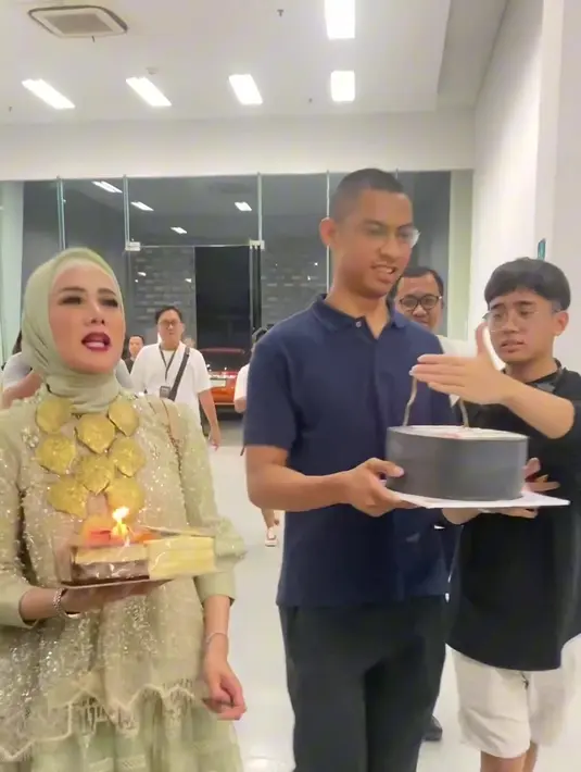 Ia datang jauh-jauh dari Australia demi memberi kejutan untuk sang kekasih. [Instagram/mulanjameela1]