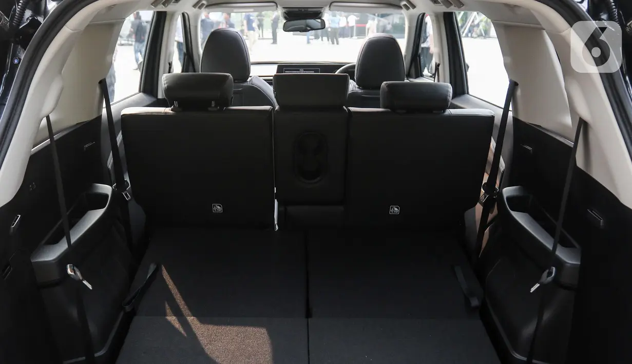 Bagian belakang menghadirkan konsep desain Hexaguard Horizon yang terinspirasi dari ban cadangan Mitsubishi Pajero legendaris. (Liputan6.com/Herman Zakharia)