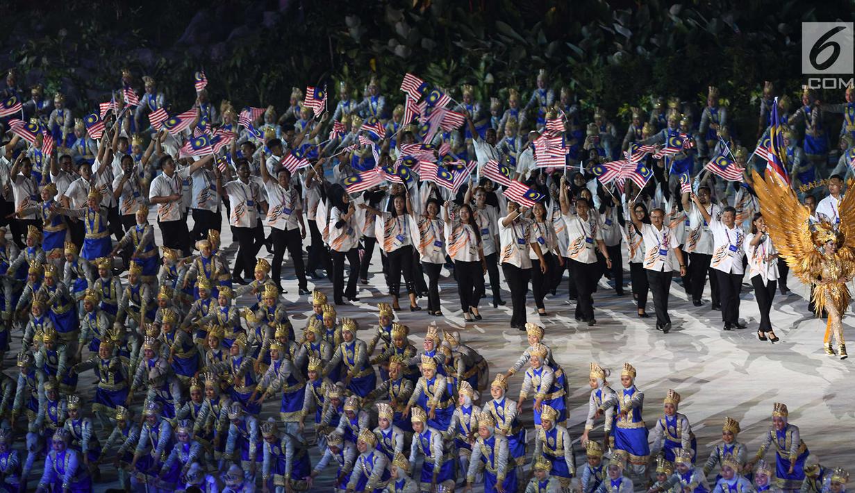 Kontingen Malaysia melintas saat pembukaan Asian Games 2018 di Stadion Utama Gelora Bung Karno (SUGBK), Jakarta, Sabtu (18/8). Asian Games 2018 diikuti 45 negara. (Merdeka.com/Imam Buhori)