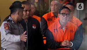 Raut wajah Wakil Menteri Ketenagakerjaan (Wamenaker) Immanuel Ebenezer atau Noel saat digiring petugas menuju ruang konferensi pers di gedung Merah Putih Komisi Pemberantasan Korupsi (KPK), Jakarta, Jumat (22/8/2025). (Liputan6.com/Helmi Fithriansyah)