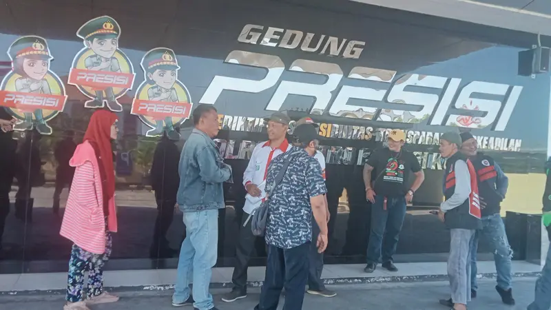 Aliansi warga Kota Bekasi cinta damai menyambangi Polres Metro Bekasi Kota untuk melaporkan RG atas dugaan ujaran kebencian terhadap Presiden Jokowi (Liputan6.com/Bam Sinulingga)