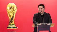Menteri Pemuda dan Olahraga (Menpora) Republik Indonesia yang juga Ketua Umum Persatuan Sepak Bola Seluruh Indonesia (PSSI), Erick Thohir menyambut baik kedatangan trofi Piala Dunia ke Indonesia. Tampak dalam foto, Menteri Pemuda dan Olahraga (Menpora) Republik Indonesia yang juga Ketua Umum Persatuan Sepak Bola Seluruh Indonesia (PSSI), Erick Thohir memberi sambutan pada seremoni gelaran FIFA World Cup Trophy Tour by Coca-Cola di Jakarta International Convention Center (JICC), Senayan, Jakarta, Kamis (22/1/2026). (Bola.com/Abdul Aziz)