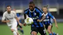 Bek Inter Milan, Ashley Young membawa bola saat bertanding melawan Fiorentina pada pertandingan lanjutan Liga Serie A Italia di di stadion San Siro di Milan, Italia, Rabu, (22/7/2020). Inter Milan bermain imbang 0-0 atas Fiorentina. (AP Photo/Luca Bruno)