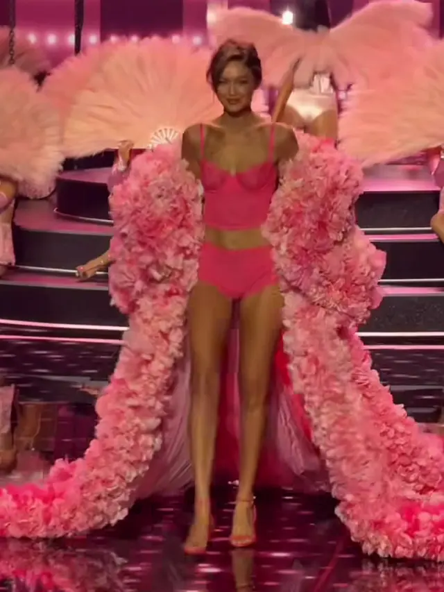 Gigi Hadid Kembali ke Fashion Show Victoria Secret 2025. [@voguemagazine]