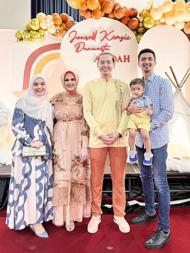 Cut Meyriska dan Roger Danuarta mengadakan akikah untuk anak kedua mereka, Jourell Kenzie Danuarta (Foto: Instagram @vebbypalwinta)