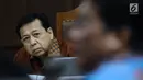 Terdakwa dugaan korupsi e-KTP, Setya Novanto menyimak keterangan saksi dalam sidang lanjutan di Pengadilan Tipikor, Jakarta, Senin (5/2). Sidang menghadirkan tiga saksi. (Liputan6.com/Helmi Fithriansyah)