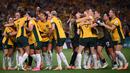Sejumlah pemain Timnas Australia melakukan selebrasi setelah menang atas Prancis pada babak adu penalti saat perempat final Piala Dunia Wanita 2023 di Brisbane Stadium, Brisbane, 12 Agustus 2023. (AFP/Franck Fife)