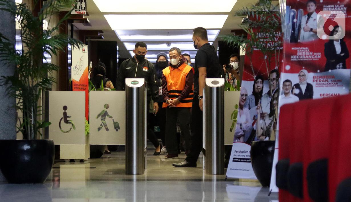 Tersangka kasus dugaan tindak pidana korupsi kerja sama pengolahan anoda logam pada tahun 2017, Dodi Martimbang (tengah) usai mengikuti rilis penetapan dan penahanan di Gedung Merah Putih Komisi Pemberantasan Korupsi (KPK) Jakarta, Selasa (17/1/2023). Dodi Martimbang merupakan General Manager Unit Bisnis Pengolahan dan Pemurnian Logam Mulia PT Aneka Tambang (Antam) Tbk. (Liputan6.com/Helmi Fithriansyah)