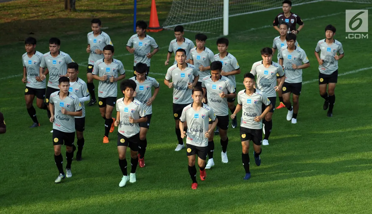 Pemain Timnas Thailand U-23 berlari jelang latihan di Lapangan B Kompleks GBK, Jakarta, Selasa (29/5). Timnas Thailand U-23 akan melakoni laga uji coba melawan Timnas Indonesia U-23 pada 31 Mei dan 3 Juni mendatang. (Liputan6.com/Helmi Fithriansyah)