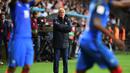 Pelatih Prancis, Didier Deschamps saat melihat aksi para pemain Prancis melawan Belarusia pada kualifikasi Piala Dunia 2018 di Borisov Arena, Borisov, Belarusia. (AFP/Franck Fife)
