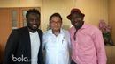Michael Essien (kiri) saat berfoto bersama fans di Bandung, Selasa (14/3/2017). (Bola.com/Erwin Snaz)