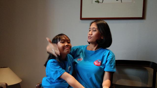 Bianca Alexandria Situmorang bersama sang ibu ketika menjadi juara III Festival Penulis Cilik SIDU 2018 (Liputan6.com/Giovani Dio Prasasti)