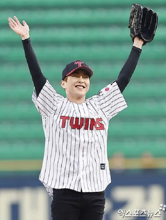 Dan ternyata alasan Xiumin cukup lucu, ia mengaku takut dimarahi ibunya jika dirinya punya tato. "Aku dimarahi ibuku jika punya tato," jawabnya singkat. (Foto: Soompi.com)