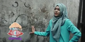 Ibu guru cantik, Rizma Uldiandari tetap mengajar meski honor sedikit.
