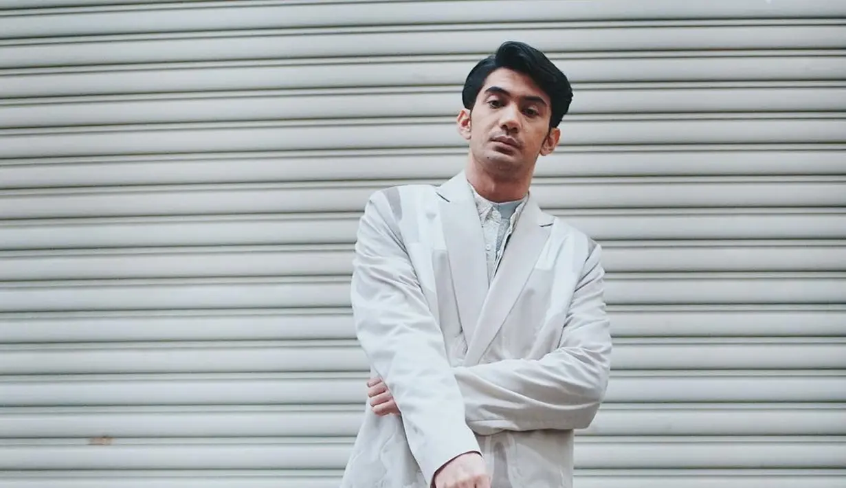 Bahkan, ia cukup sering melakukan pemotretan dengan berbagai gaya. Seperti dalam foto ini, Reza Rahadian cukup sering mengenakan pakaian formal saat menjalani pemotretan dan berkarier sebagai model. (Liputan6.com/IG/officialpilarez)