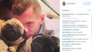 Pemain Arsenal, Jack Wilshere menjadikan kedua anjing ini sebagai sahabat yang tidak terpisahkan. (Photo/Instagram) 