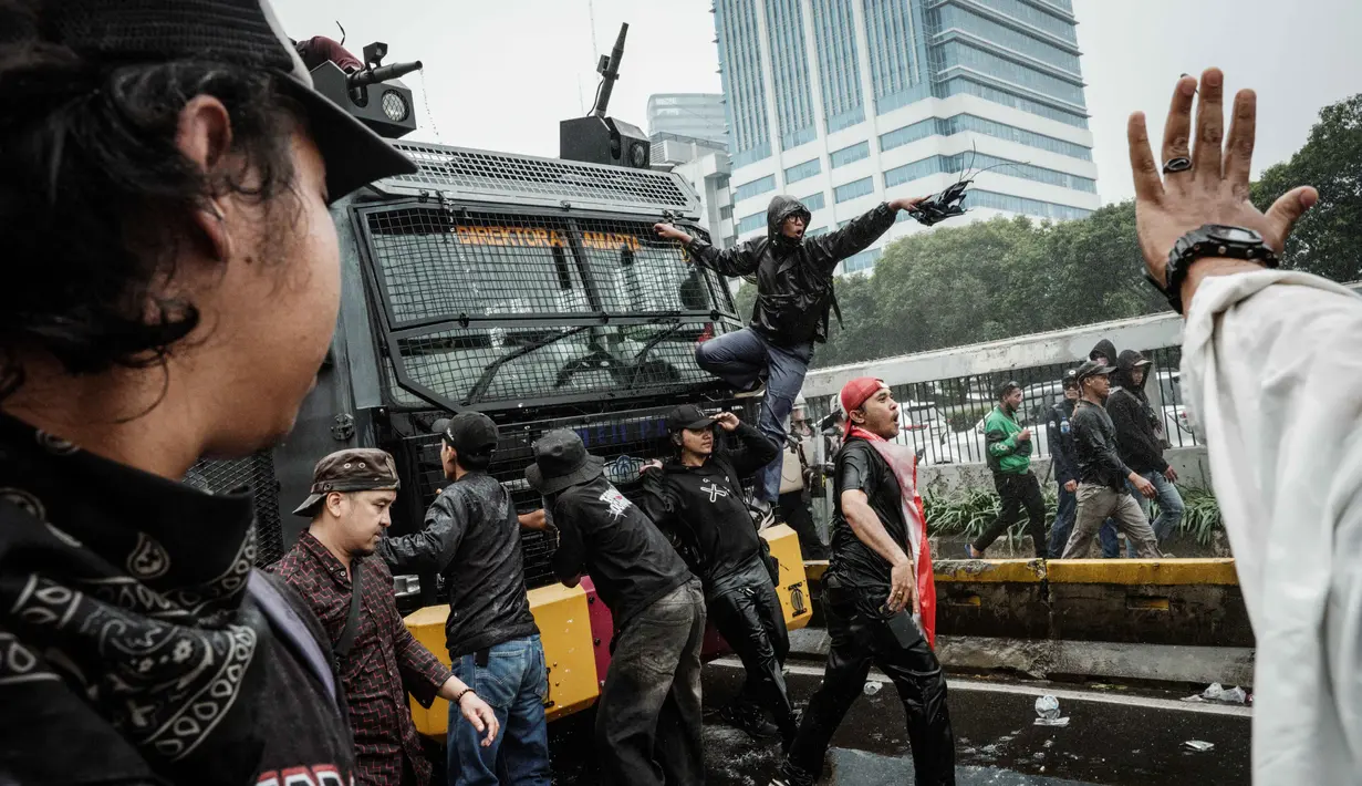Massa pengunjuk rasa mempertanyakan gaji dan kenaikan tunjangan anggota DPR yang melebihi Rp100 juta per bulannya. (YASUYOSHI CHIBA/AFP)