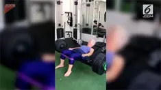 Seorang nenek mampu mengangkat barbel seberat 200 pon atau 90 Kilogram.