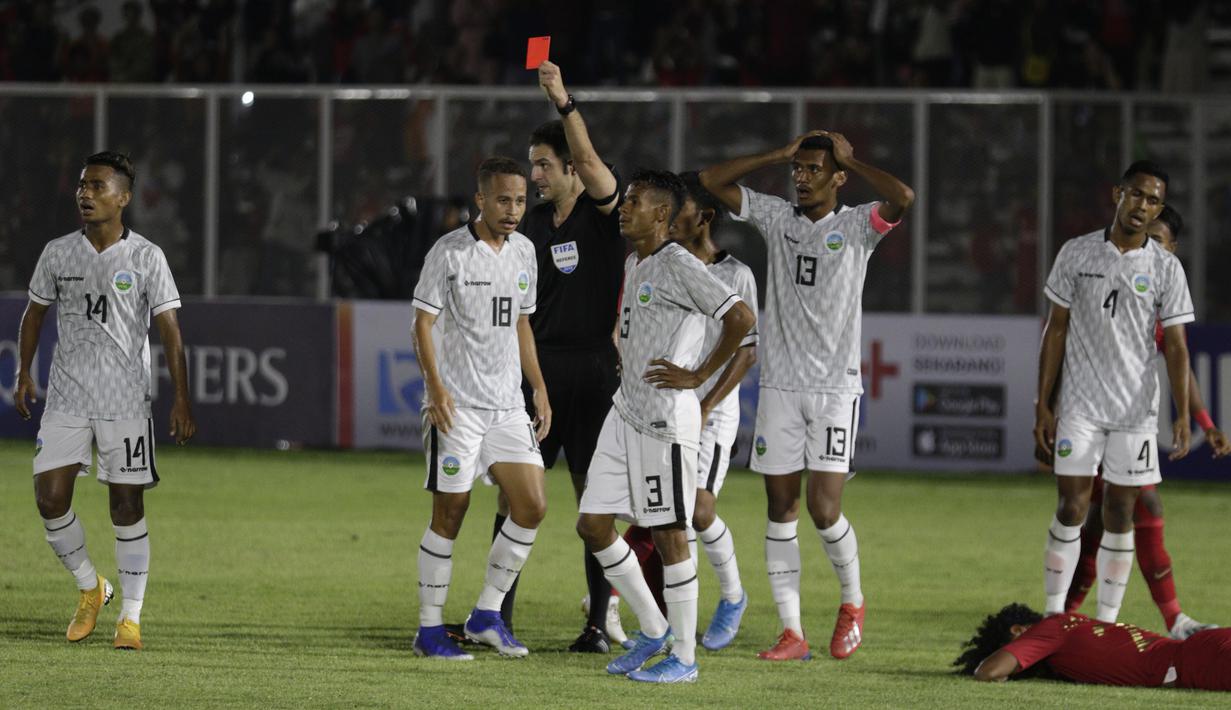 Pemain Timor Leste, Nelson Pinto, mendapat kartu merah saat melawan Indonesia pada laga Kualifikasi Piala AFC U-19 2020 di Stadion Madya, Jakarta, Rabu, (6/11/2019). Indonesia menang 3-1 atas Timor Leste. (Bola.com/M Iqbal Ichsan)