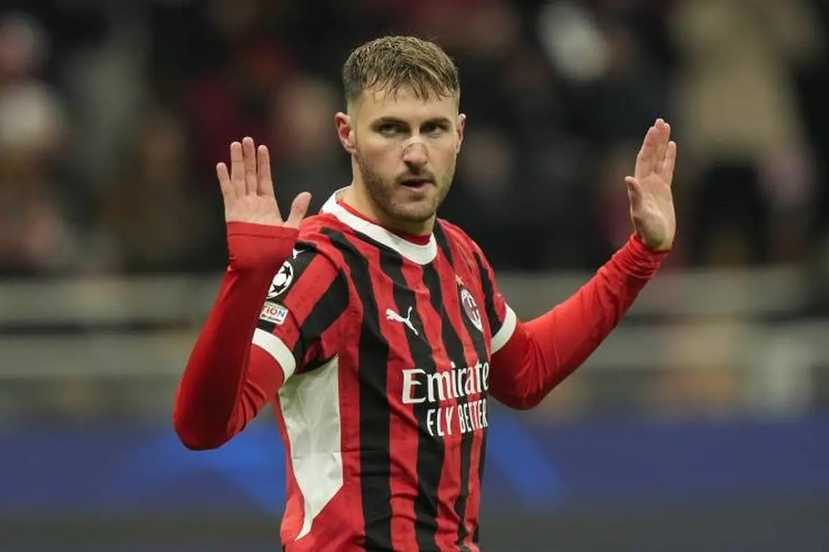Santiago Gimenez merayakan gol AC Milan dalam laga leg kedua playoff Liga Champions melawan Feyenoord di San Siro, Rabu (19/2/2025) dini hari WIB. (c) AP Photo/Luca Bruno