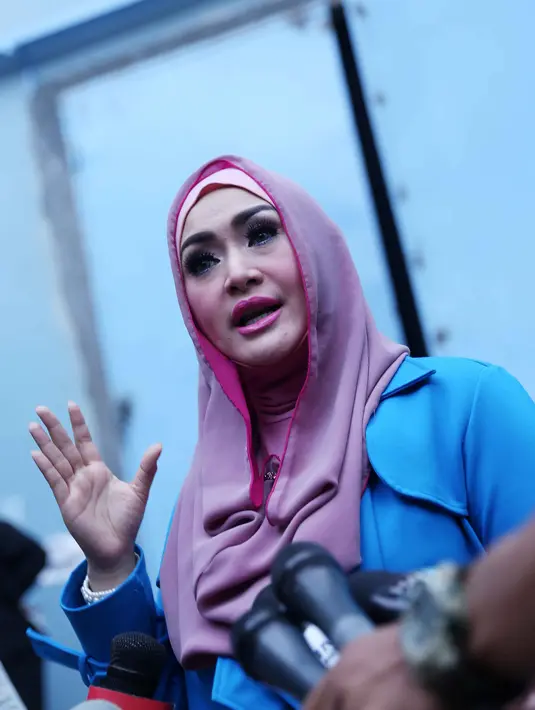 "Saya dapat info itu dari Soraya Abdullah, bukan dari Indra. Tadinya pengen diam. Tapi nanti dipikir bohong. Dalam hal ini sensitif ya. Saya merasa beban mental," ujar Eddies Adelia. (Nurwahyunan/Bintang.com)