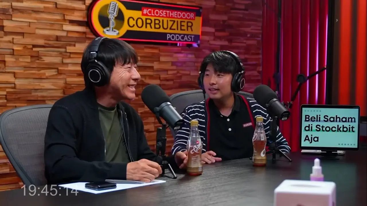 Raut wajah Shin Tae-yong ketika Deddy Corbuzier bercanda tentang Korea Utara.