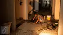 Pekerja menyelesaikan pemasangan lantai kios penampungan sementara bagi pedagang korban kebakaran di lantai 1 Blok V Pasar Senen, Jakarta, Jumat (24/2). Penampungan sementara itu dijadwalkan rampung pada Maret 2017. (Liputan6.com/Gempur M Surya)