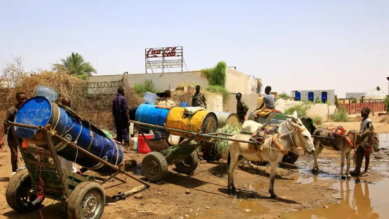 Situasi Sudan yang dilanda wabah kolera. Dalam gambar orang-orang mengisi wadah air di titik distribusi karena pemadaman air di Khartoum, pada 25 Mei 2025. (AP)