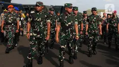 Panglima TNI Jenderal Agus Subiyanto (tengah) saat meninjau Apel Kesiapan Pengamanan Hasil Pemilu 2024 di Taxy Way Echo Halim Perdanakusuma, Jakarta, Kamis (1/2/2024). (merdeka.com/Imam Buhori)