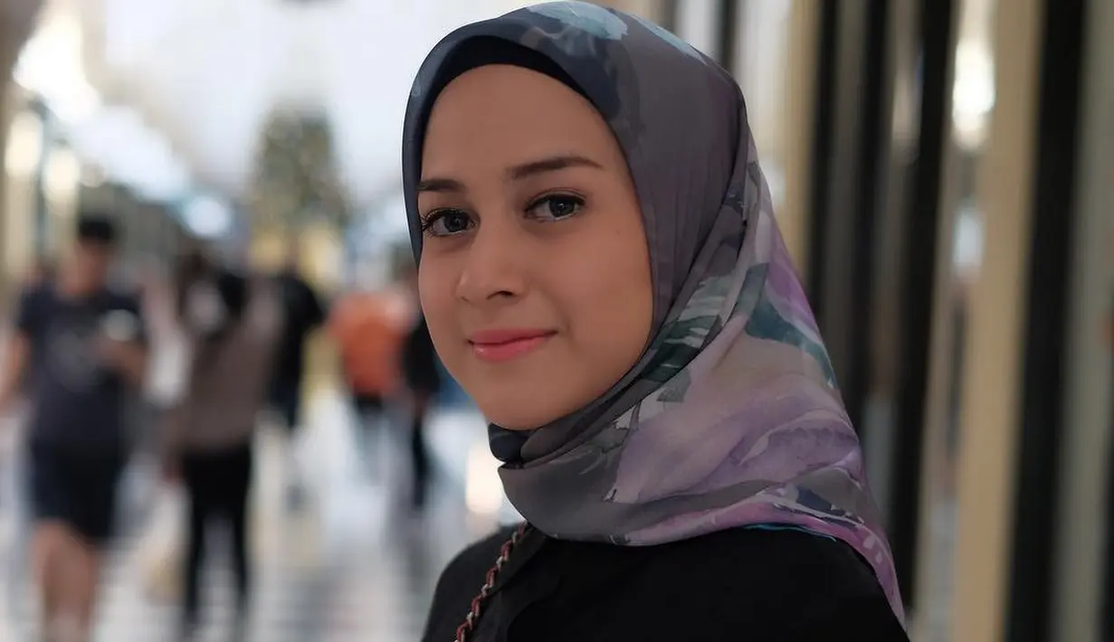 Setelah mempunyai buah hati, Nina Zatulini pun memutuskan untuk berhijab. Keputusannya ini mendapatkan dukungan penuh dari sang suami. (Foto: instagram.com/ninazatulini22)