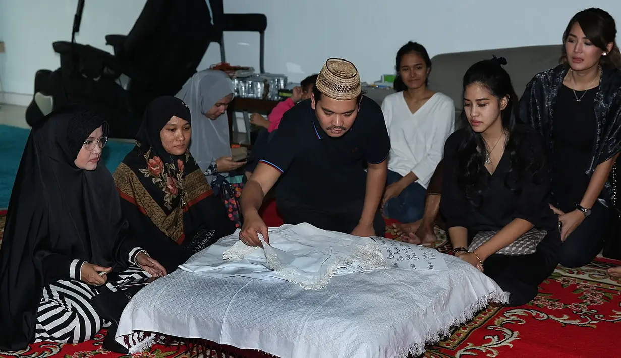 Kepergian Kenward Athar Indrabekti ini memang cukup memilukan. Pasalnya Athar baru saja dilahirkan Dila, sang ibu, sekitar 23 menit sebelum ajal menjemputnya. (Bambang E.Ros/Bintang.com)