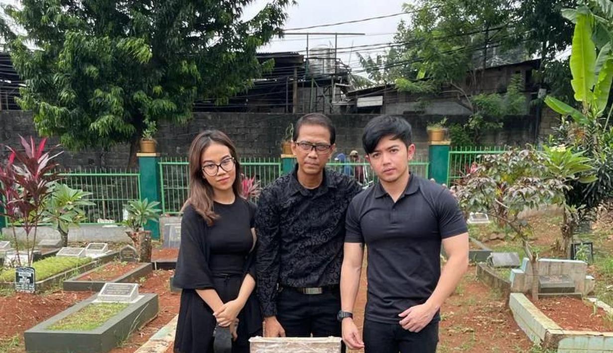Usai berdoa dan menaburkan bunga, Nicky Tirta bersama keluarga Vanessa Angel ini mengabadikan momen kedatangannya tersebut. (Foto: Instagram/@dodysoedrajat_1)