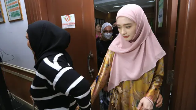 Inara Rusli di ruang sidang cerai bersama Virgoun (Liputan6.com - M Altaf Jauhar)