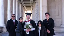 Pada hari wisuda, pemain sinetron “Dear Nathan The Series” ini tampil anggun dengan outfit serba hitam yang elegan. Sementara itu, Axel tampak gagah mengenakan toga wisudanya. Salah satu momen yang mencuri perhatian adalah saat Axel dengan ceria mencoba mengenakan topi toga pada Luna, menciptakan suasana penuh canda dan kasih sayang.   (Liputan6.com/IG/@shabrinaaluna)