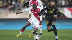 Penyerang Paris Saint-Germain (PSG) Neymar berebut bola  dengan penyerang AS Monaco Camara dalam laga Ligue 1 2022/2023 pekan ke-23 di Stade Louis II, Sabtu (11/2/2023) malam WIB. Tanpa Mbappe dan Messi, PSG bertekuk lutut di hadapan tuan rumah Monaco. (AP Photo/Daniel Cole)