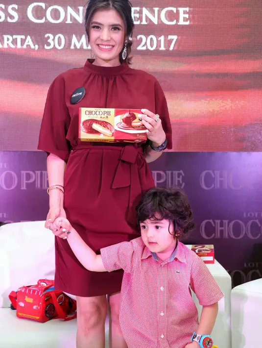 "Di sekolah ada perform salah satu lagu dari Bee Gees yang judulnya Stayin' Alive. Itu dia suka banget lagu itu, jadi kalau dengar lagu itu dia ngedance terus," jelas Carissa. (Adrian Putra/Bintang.com)