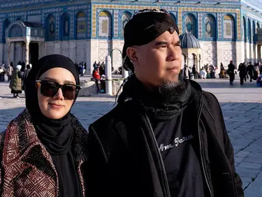 Dalam akun Instagram pribadinya, Mulan Jameela terlihat menikmati waktu liburan bersama keluarga. Bahkan, dirinya juga tampak mengunggah foto bersama Ahmad Dhani saat mengunjungi Masjid Al Aqsa di Palestina. (Liputan6.com/IG/@mulanjameela1)