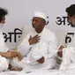 Pegiat kemanusiaan,  Anna Hazare, (tengah) berbicara dengan imam Jian di New Delhi, 2011 (New Delhi)