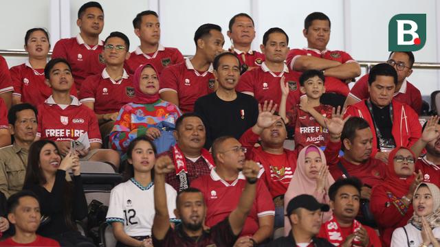 Foto: Gaya Asik Presiden Jokowi saat Nonton Timnas Indonesia U-23, Sempat Kena Prank Gol Hokky Caraka