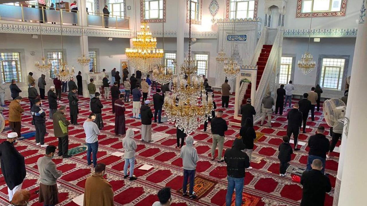 Salat Idul Adha di Australia dengan menerapkan aturan physical distancing.