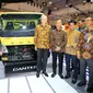 Menteri Koordinator Perekonomian Airlangga Hartarto saat menyambangi booth Mitsubishi Fuso. (ist)