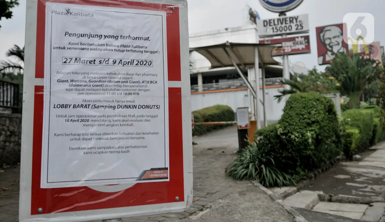 Spanduk informasi terkait penutupan terpampang di salah satu pusat perbelanjaan di Jakarta, Kamis (2/4/2020). Merebaknya virus corona COVID-19 menyebabkan pusat perbelanjaan Ibu Kota dan beberapa kota lainnya terpaksa ditutup sementara untuk memutus rantai penyebaran. (merdeka.com/Iqbal S. Nugroho)