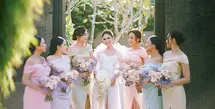 Dalam wedding finale pernikahan Jessica Mila, para bridesmaid tampil klasik dengan gaun panjang off-the-shoulder warna-warni pastel. [Foto: Instagram @jscmila]