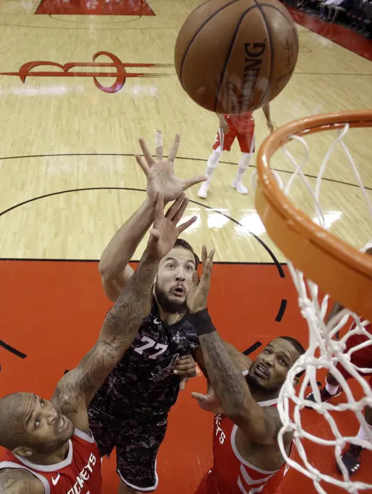 Pebasket San Antonio Spurs, Joffrey Lauvergne, berusaha  memasukkan bola saat melawan Houston Rockets pada laga NBA di Toyota Center Selasa (13/2/2018). Houston Rockets menang 109-93 atas San Antonio Spurs. (AP/David J. Phillip)