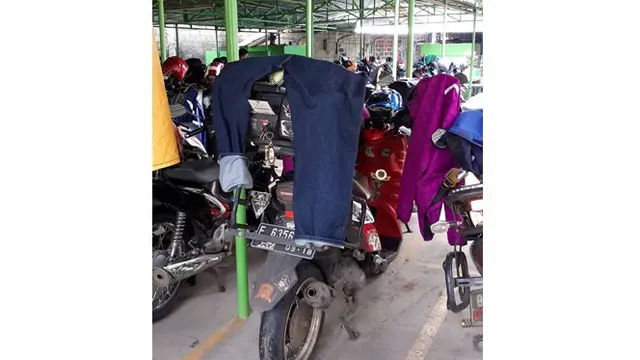 6 Potret Jemur Pakaian di Kendaraan Ini Bikin Tepuk Jidat