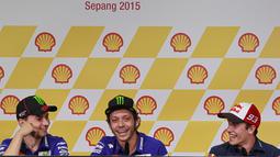Pembalap Spanyol Jorge Lorenzo (kiri), Pembalap Spanyol Marc Marquez (kanan), dan Pembalap Italia Valentino Rossi (tengah) saat press conference di Sepang International Circuit, Malaysia, 22 October 2015.  (EPA / Fazry Ismail)